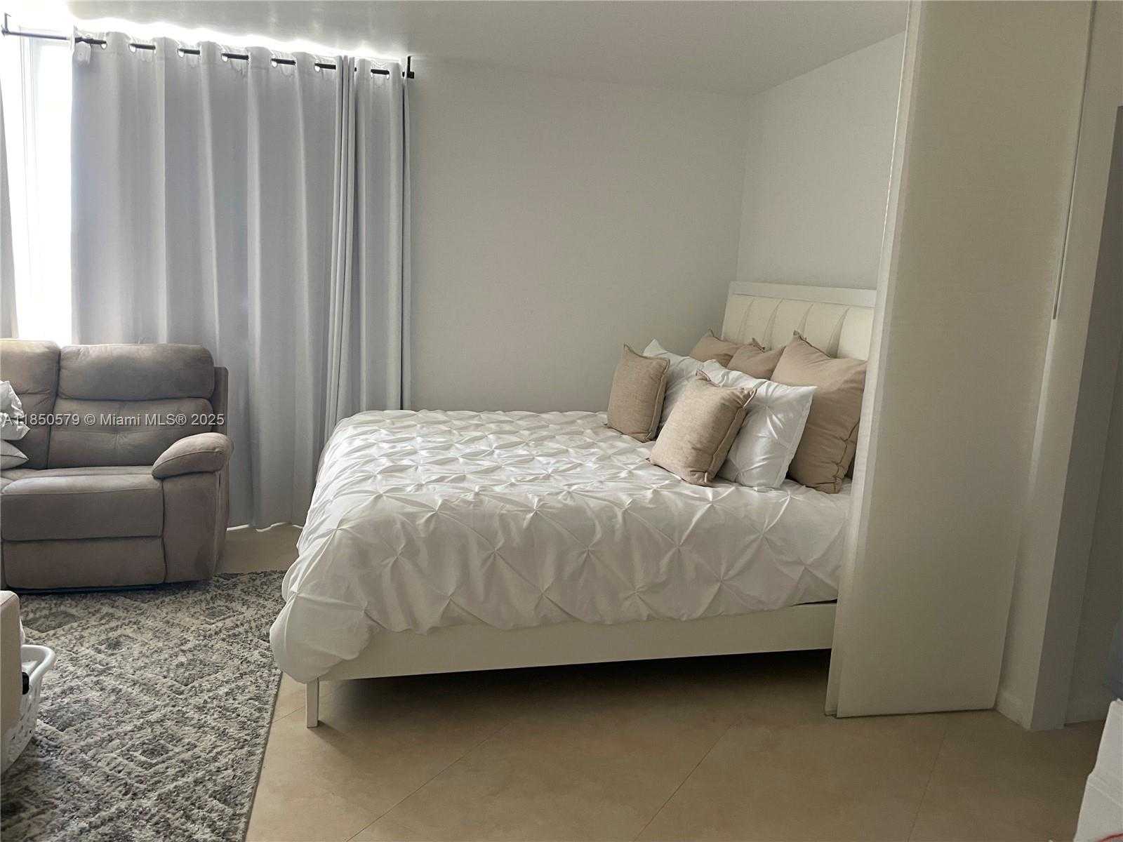 Small Image of 1000 WEST AVE #1401, Miami Beach Number 10