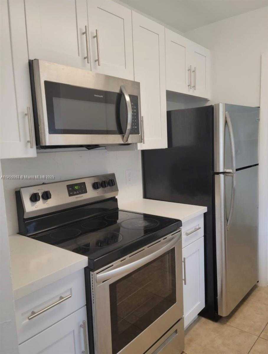 Small Image of 5718 LINCOLN ST #5718, Hollywood Number 3