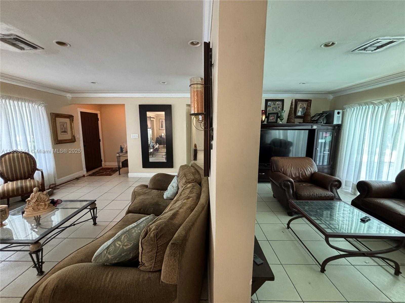 Small Image of 6440 MILLER DR, South Miami Number 5