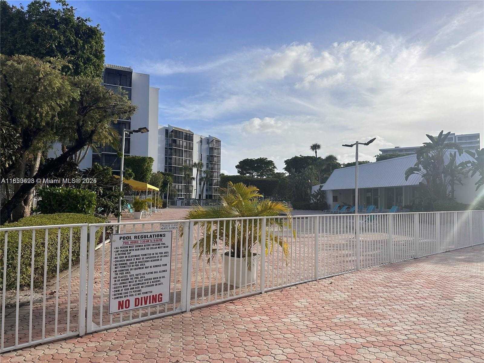 Small Image of 20500 E Country Club Dr, Aventura, FL 33180, USA Number 17