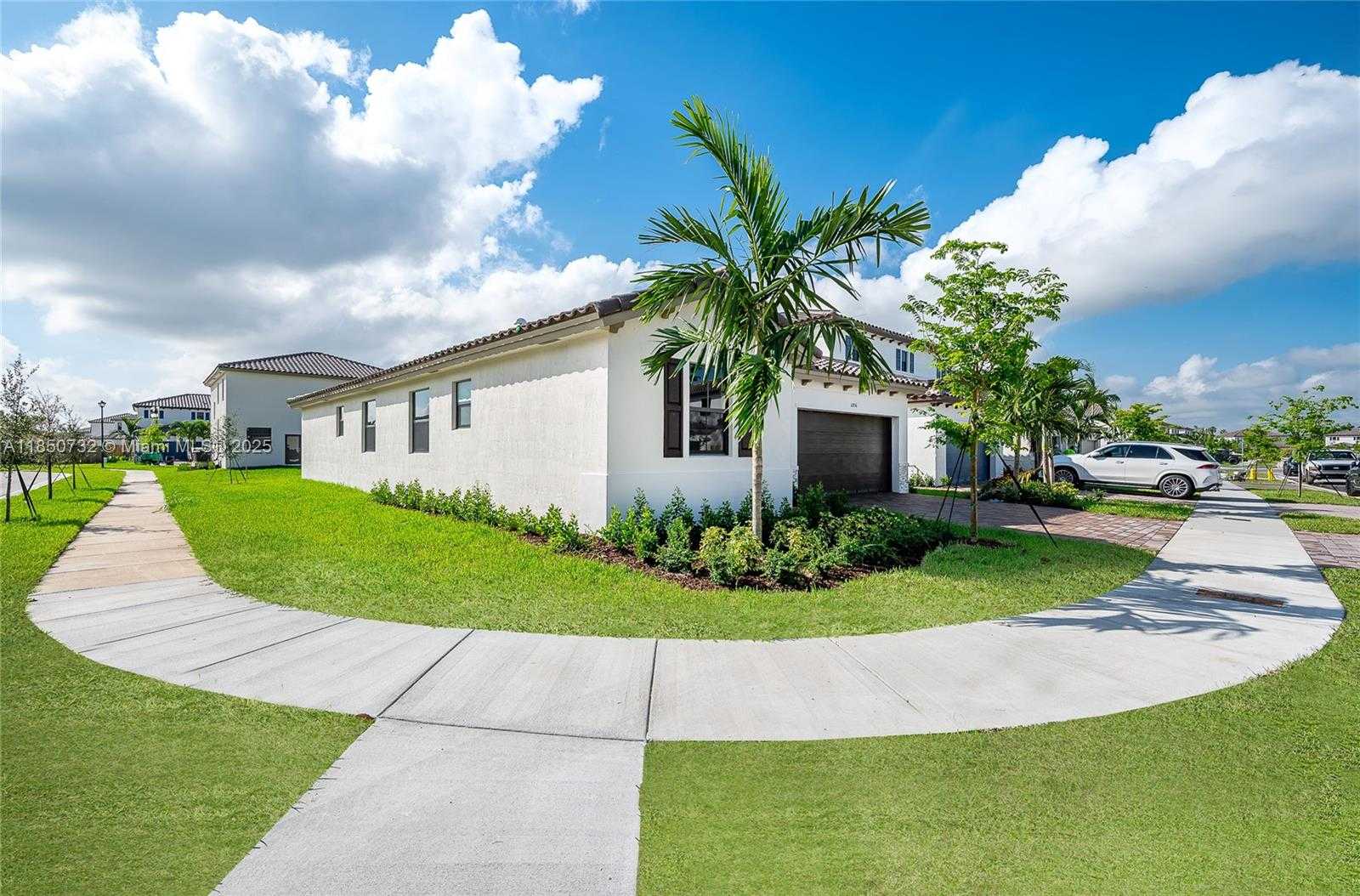 Small Image of 11856 SW 241 Ter, Princeton, FL 33032, USA Number 2