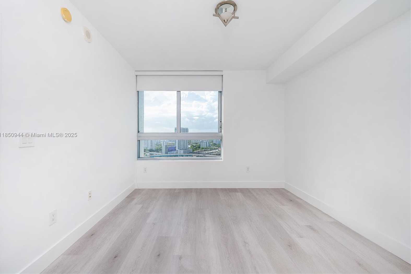 Small Image of 90 NW 3rd St, Miami, FL 33128, USA Number 34