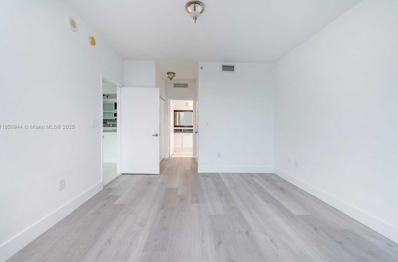 Small Image of 90 NW 3rd St, Miami, FL 33128, USA Number 40