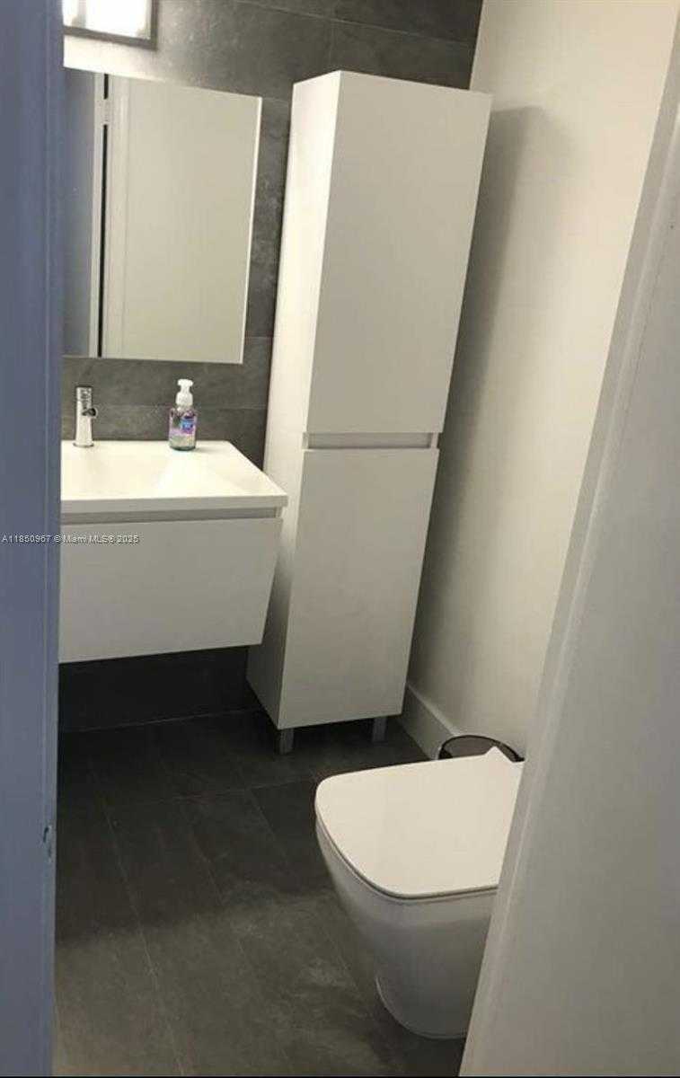 Small Image of 2016 BAY DR #202, Miami Beach Number 27