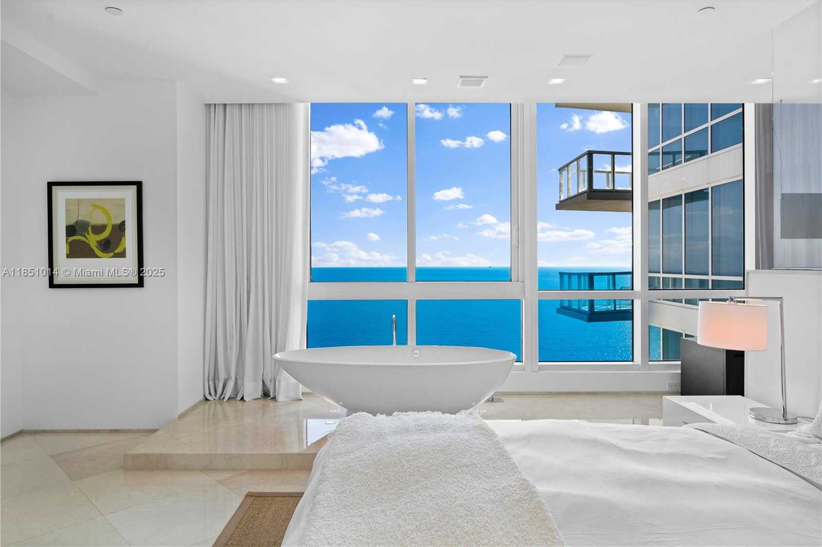 Small Image of 100 SOUTH POINTE DR #3207, Miami Beach Number 13