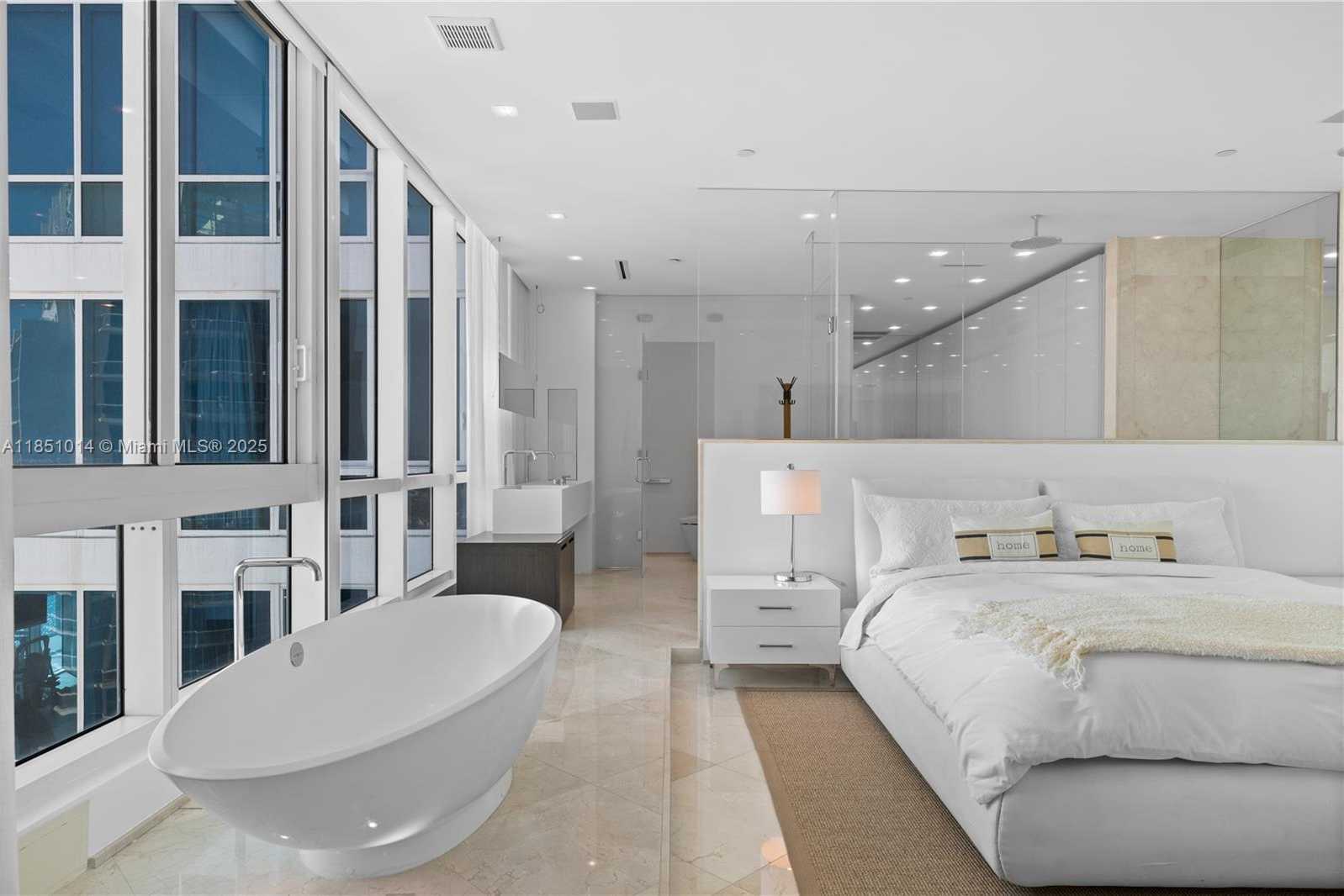Small Image of 100 SOUTH POINTE DR #3207, Miami Beach Number 14