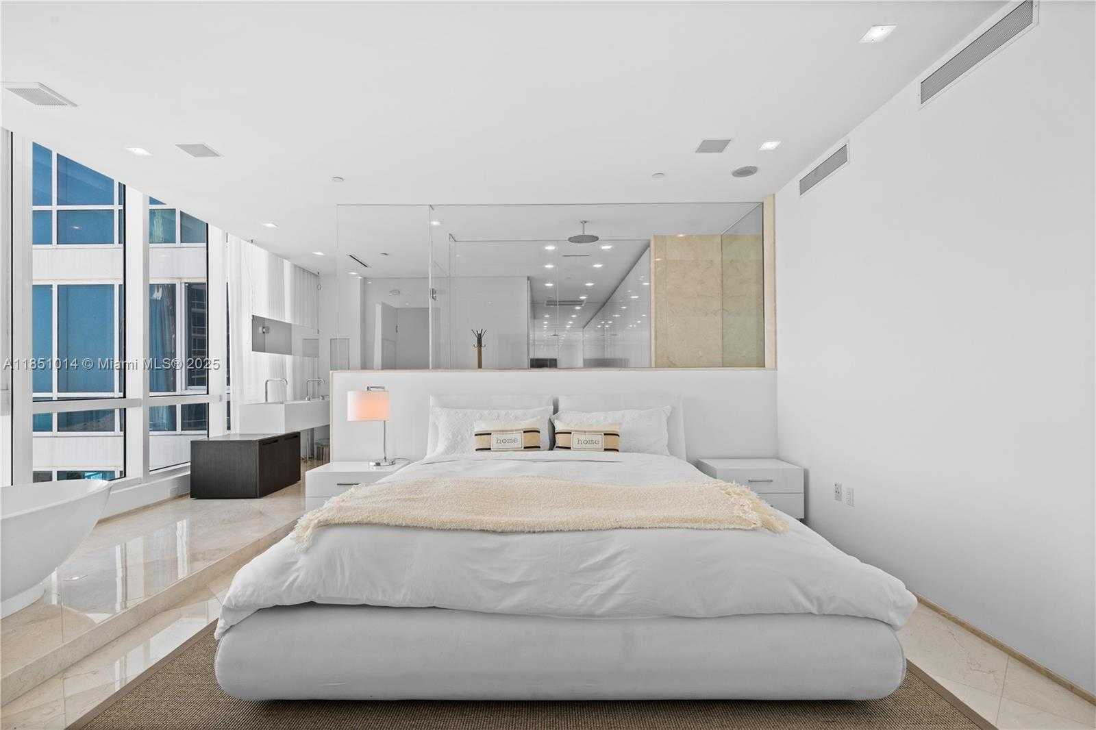 Small Image of 100 SOUTH POINTE DR #3207, Miami Beach Number 15