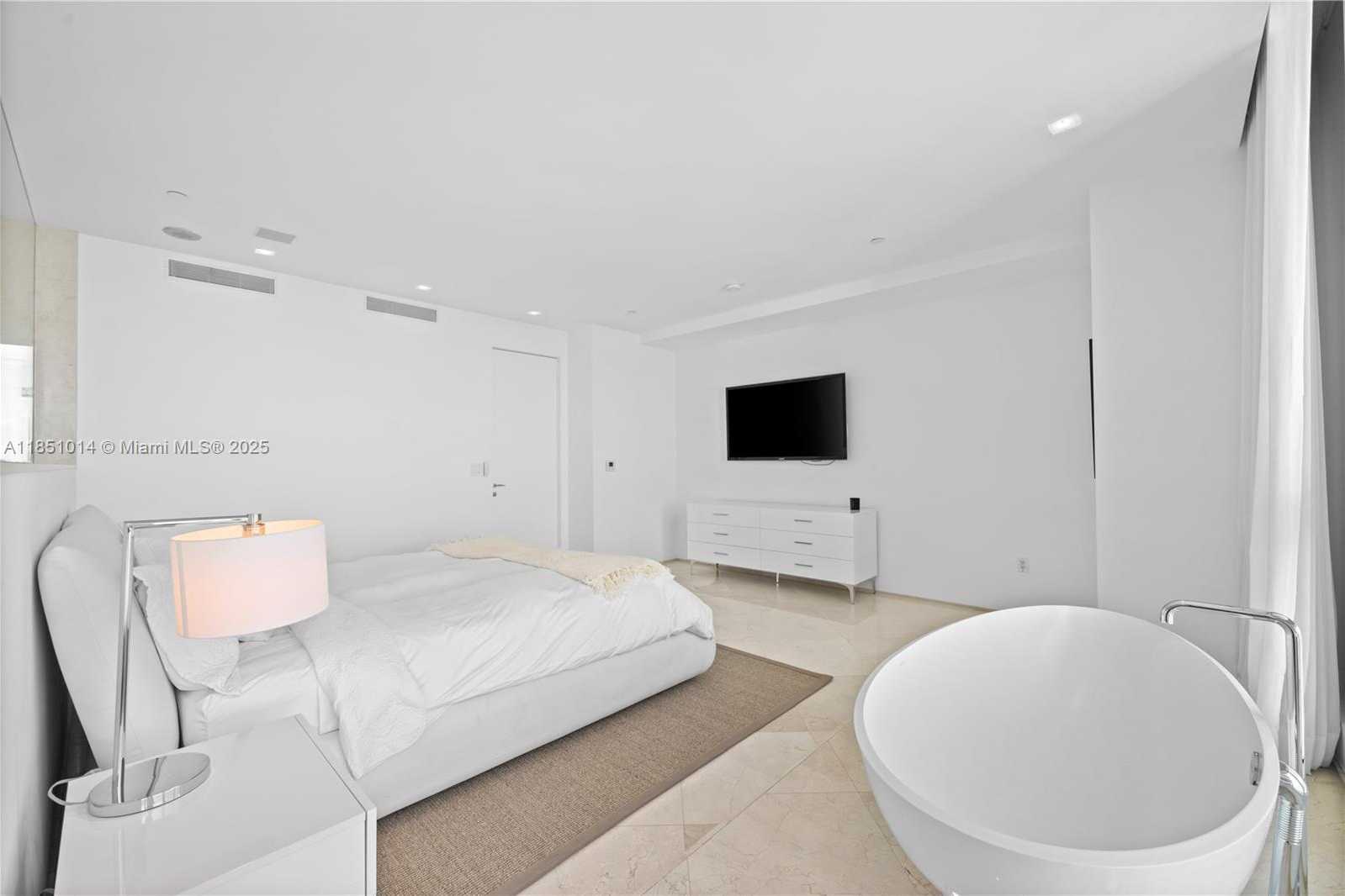 Small Image of 100 SOUTH POINTE DR #3207, Miami Beach Number 16