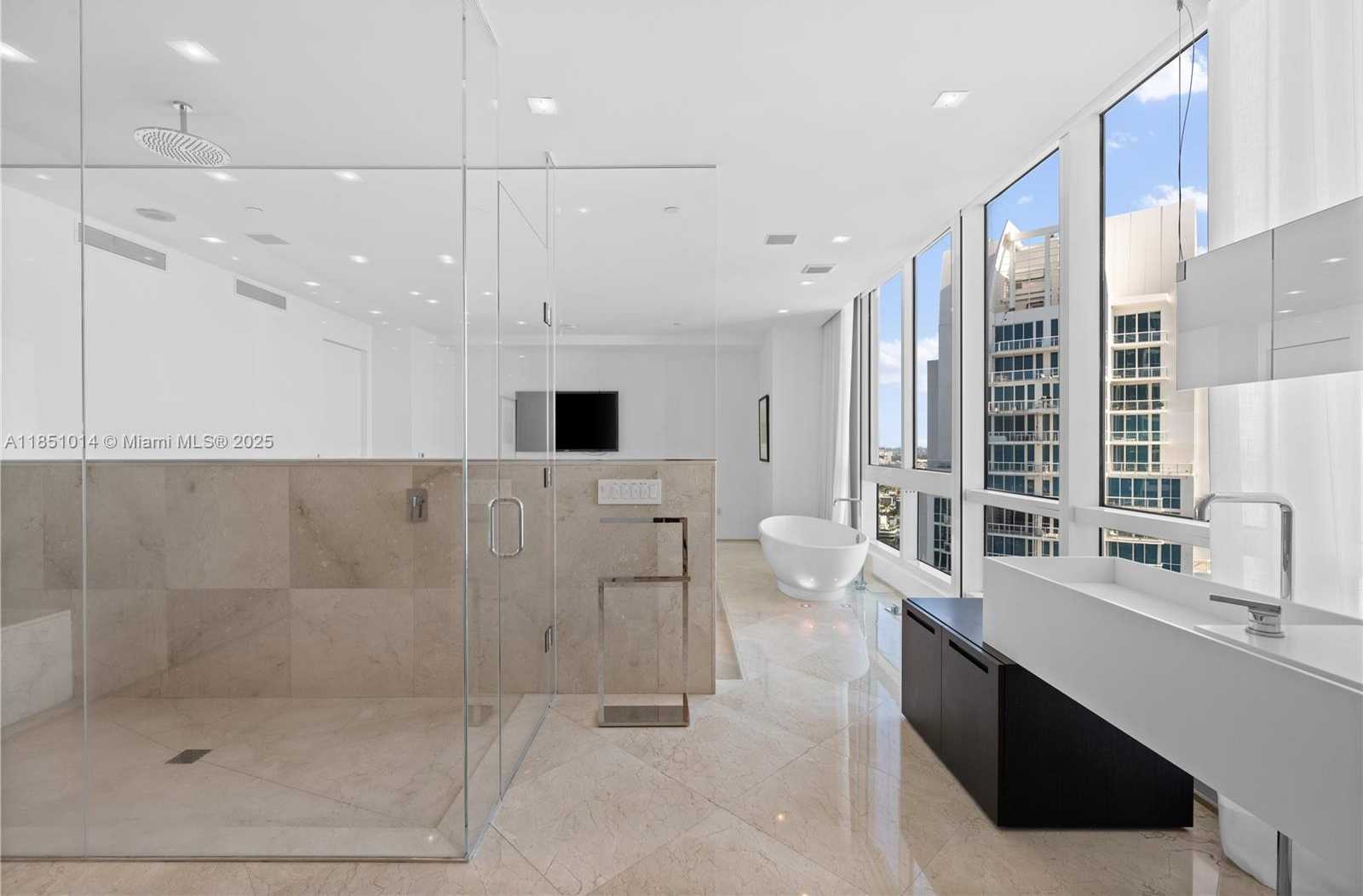 Small Image of 100 SOUTH POINTE DR #3207, Miami Beach Number 17