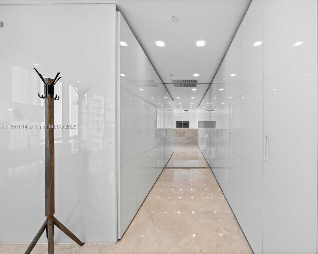 Small Image of 100 SOUTH POINTE DR #3207, Miami Beach Number 21