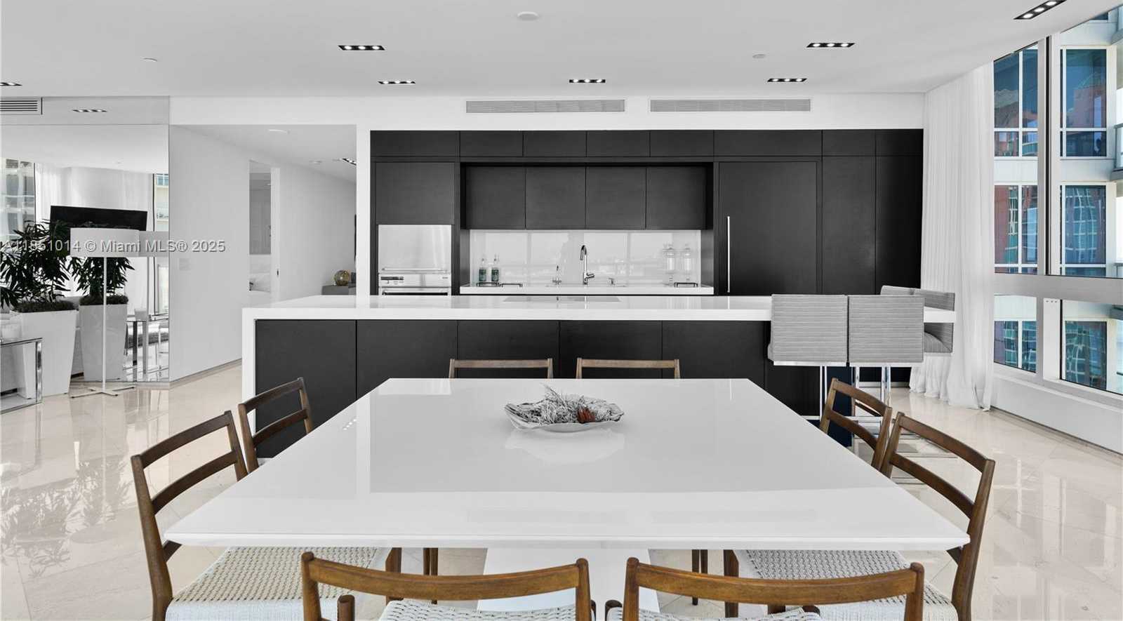 Small Image of 100 SOUTH POINTE DR #3207, Miami Beach Number 9
