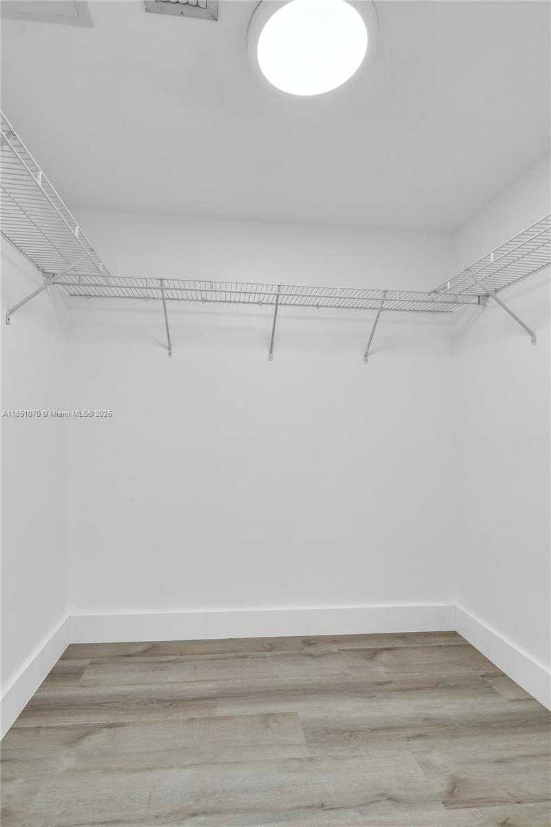 Small Image of 325 SOUTH BISCAYNE BLVD #4217, Miami Number 17