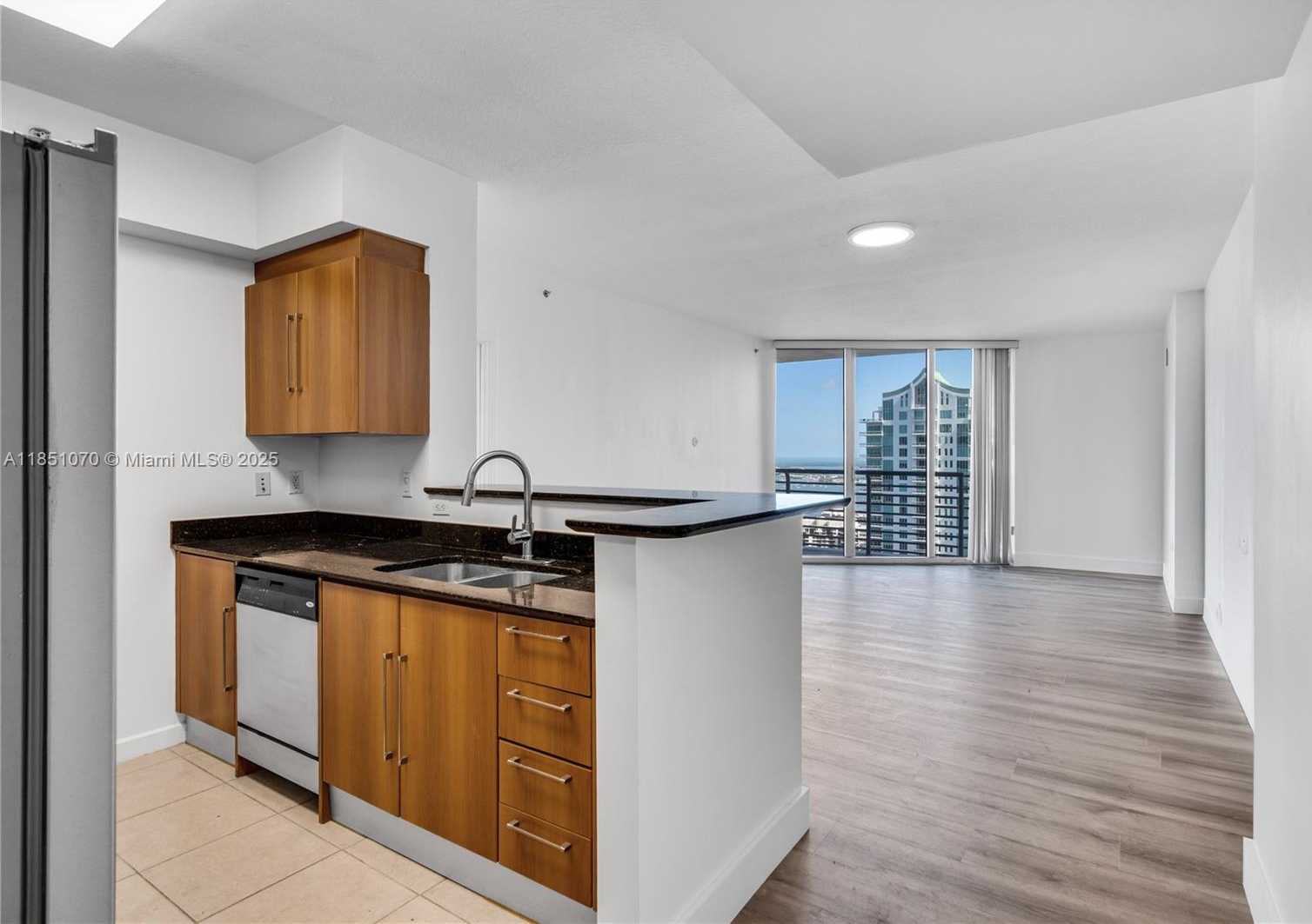 Small Image of 325 SOUTH BISCAYNE BLVD #4217, Miami Number 5