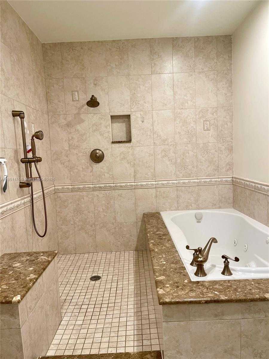 Small Image of 1013 EAST CYPRESS DR #V-31, Pompano Beach Number 13