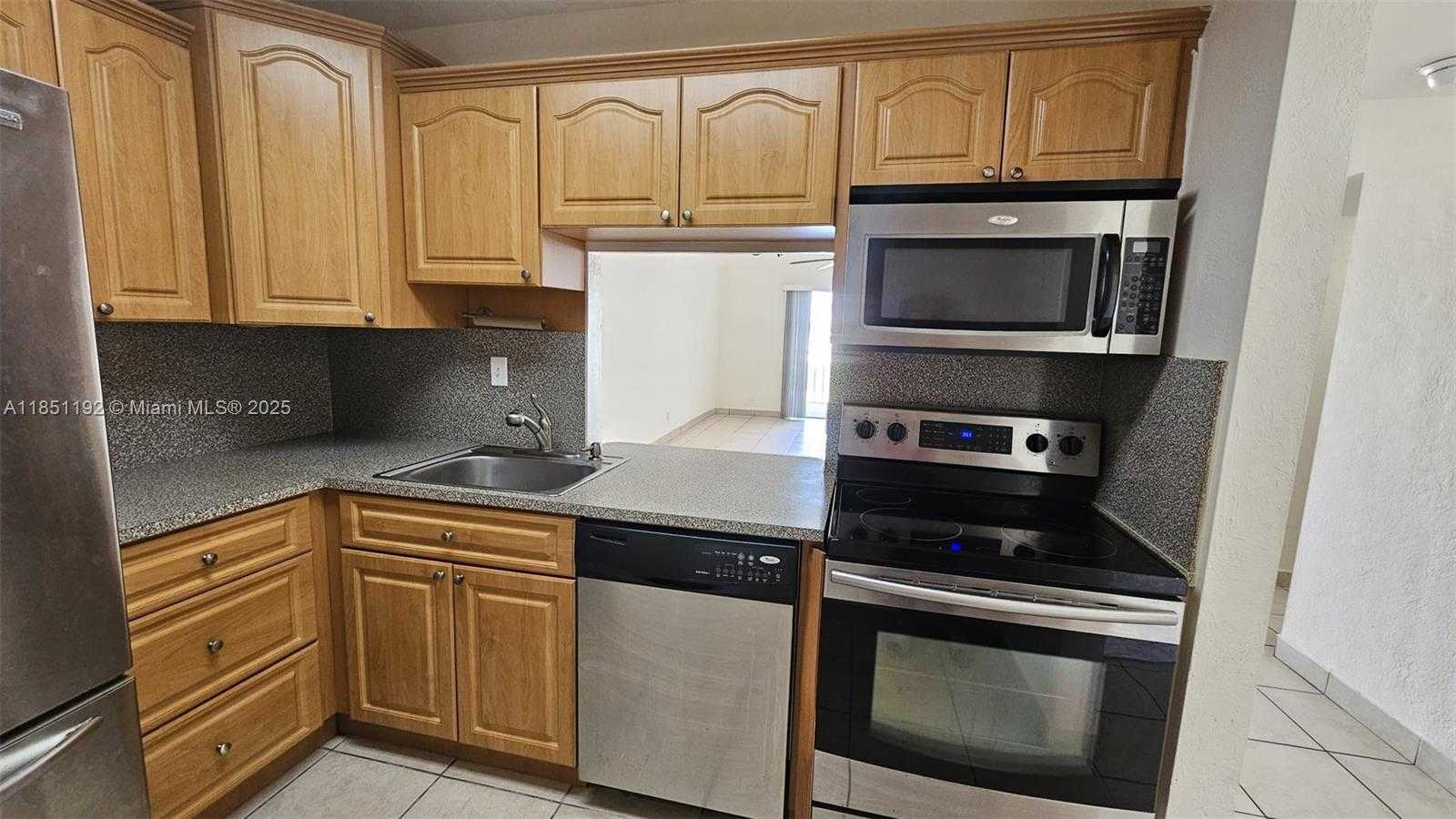 Small Image of 13715 Kendale Lakes Cir, Miami, FL 33183, USA Number 10