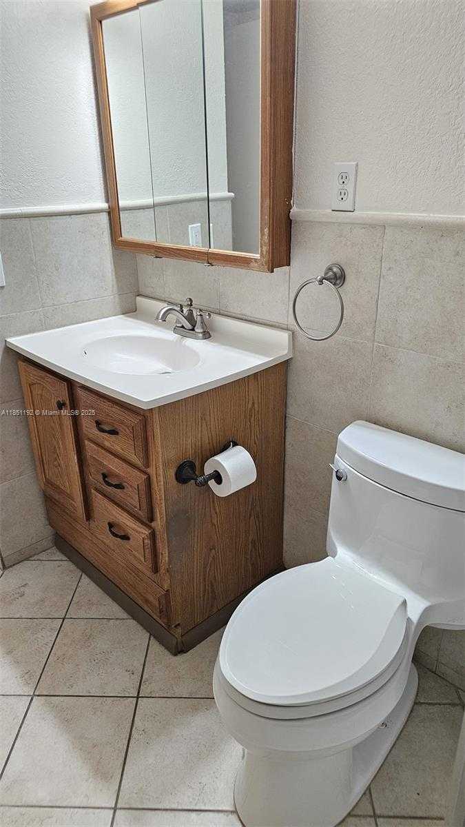 Small Image of 13715 Kendale Lakes Cir, Miami, FL 33183, USA Number 11