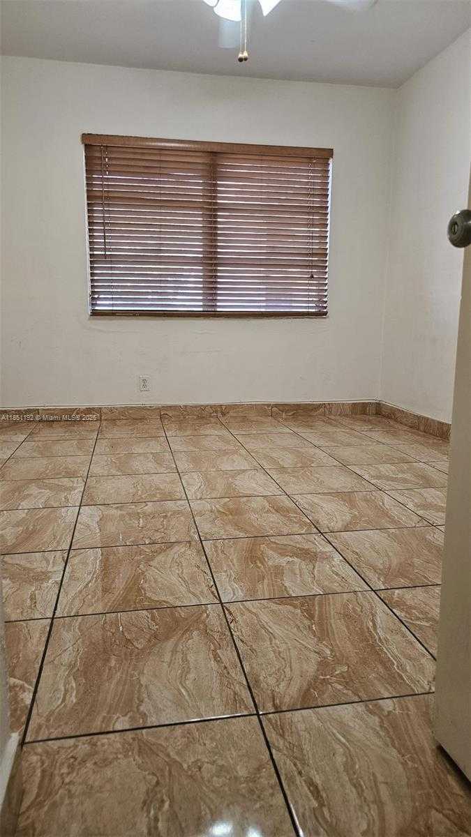 Small Image of 13715 Kendale Lakes Cir, Miami, FL 33183, USA Number 15