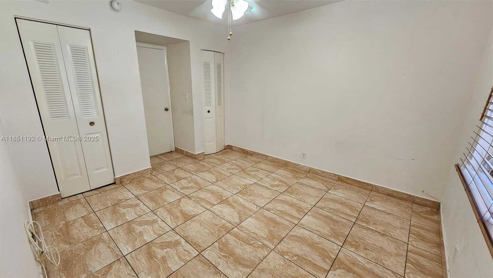 Small Image of 13715 Kendale Lakes Cir, Miami, FL 33183, USA Number 16