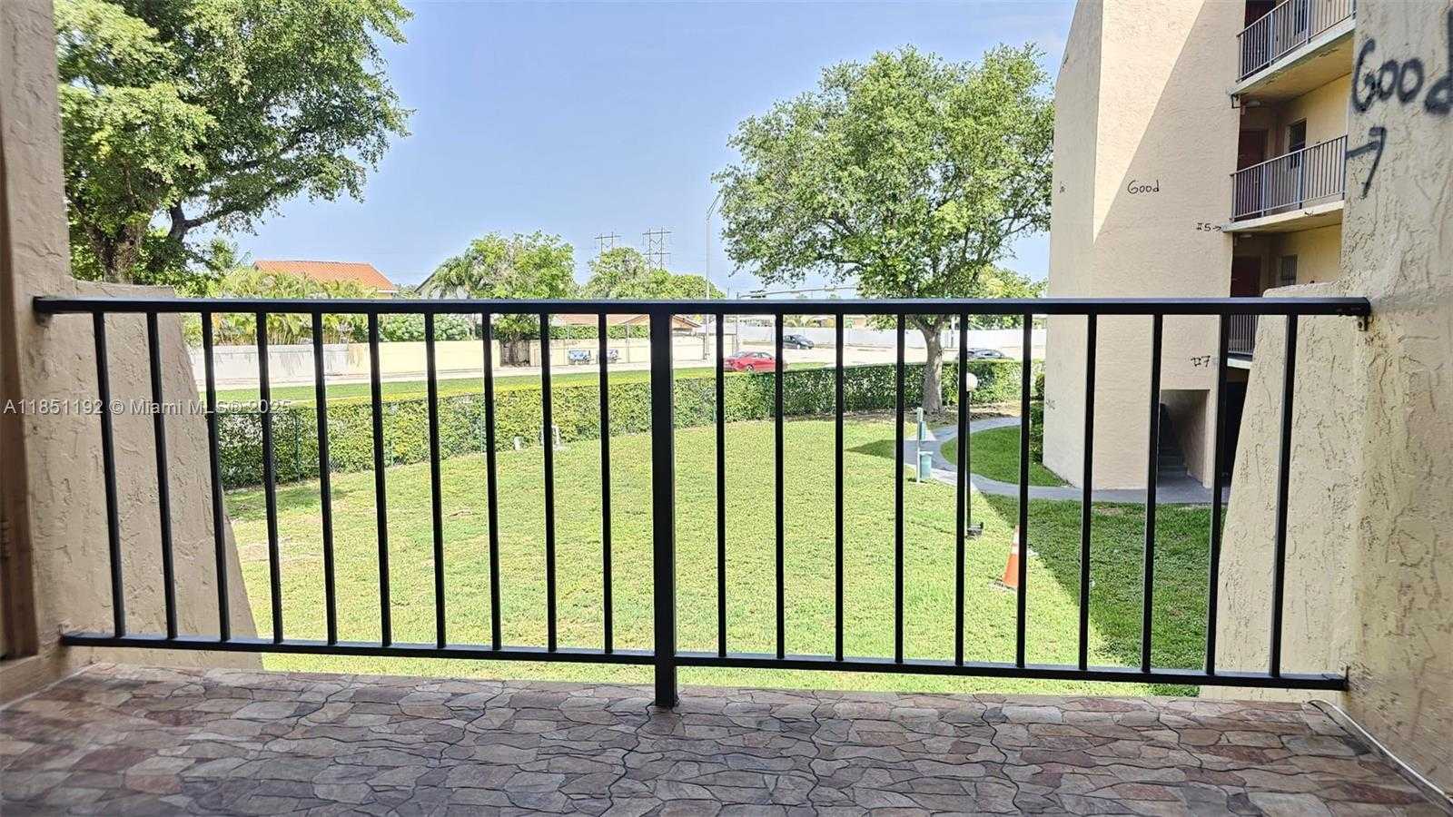 Small Image of 13715 Kendale Lakes Cir, Miami, FL 33183, USA Number 2