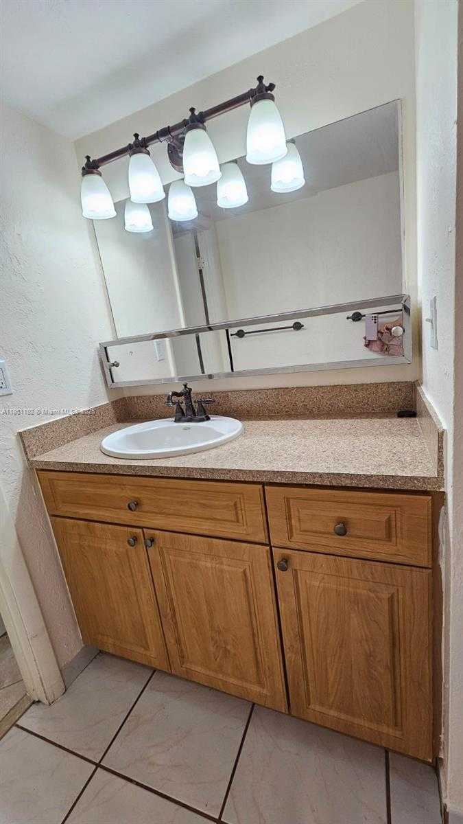Small Image of 13715 Kendale Lakes Cir, Miami, FL 33183, USA Number 21