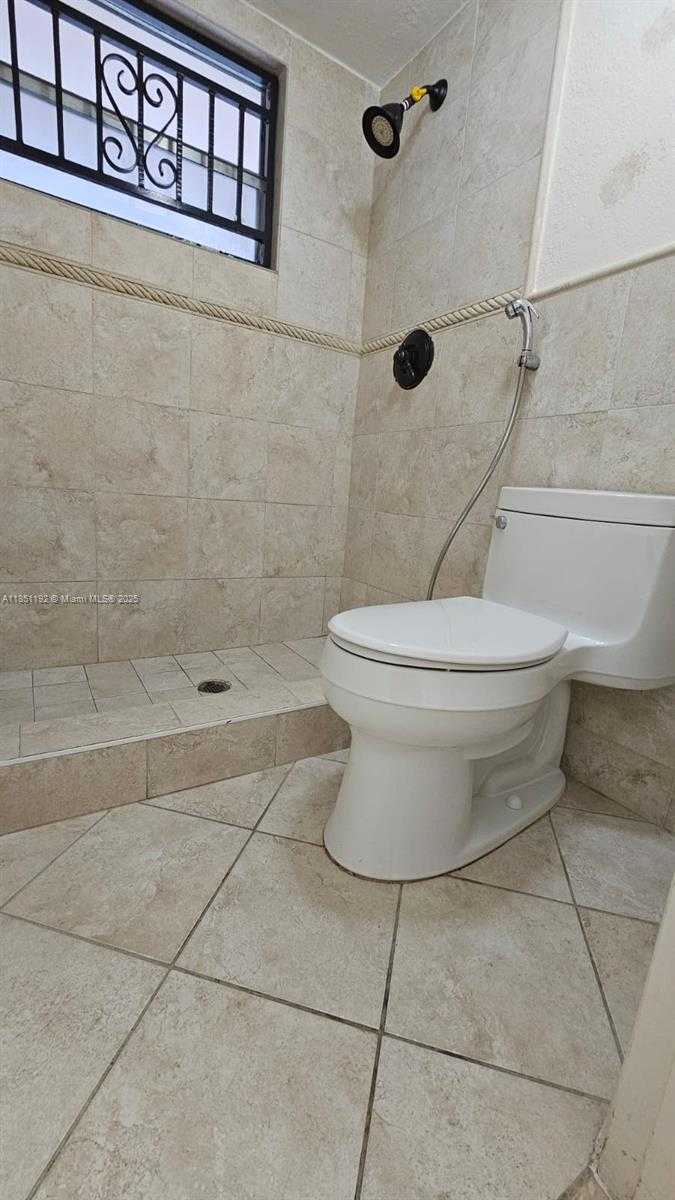 Small Image of 13715 Kendale Lakes Cir, Miami, FL 33183, USA Number 22