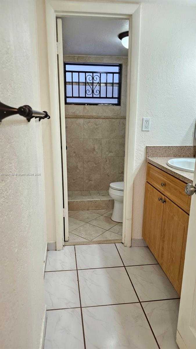 Small Image of 13715 Kendale Lakes Cir, Miami, FL 33183, USA Number 23