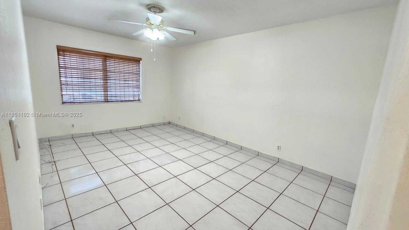 Small Image of 13715 Kendale Lakes Cir, Miami, FL 33183, USA Number 24