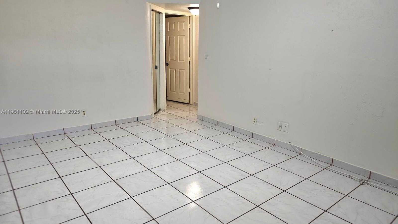 Small Image of 13715 Kendale Lakes Cir, Miami, FL 33183, USA Number 25