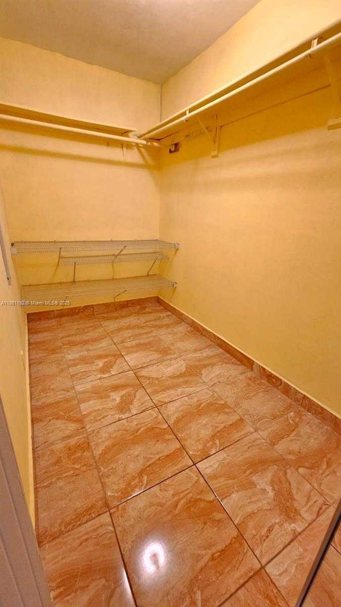 Small Image of 13715 Kendale Lakes Cir, Miami, FL 33183, USA Number 26