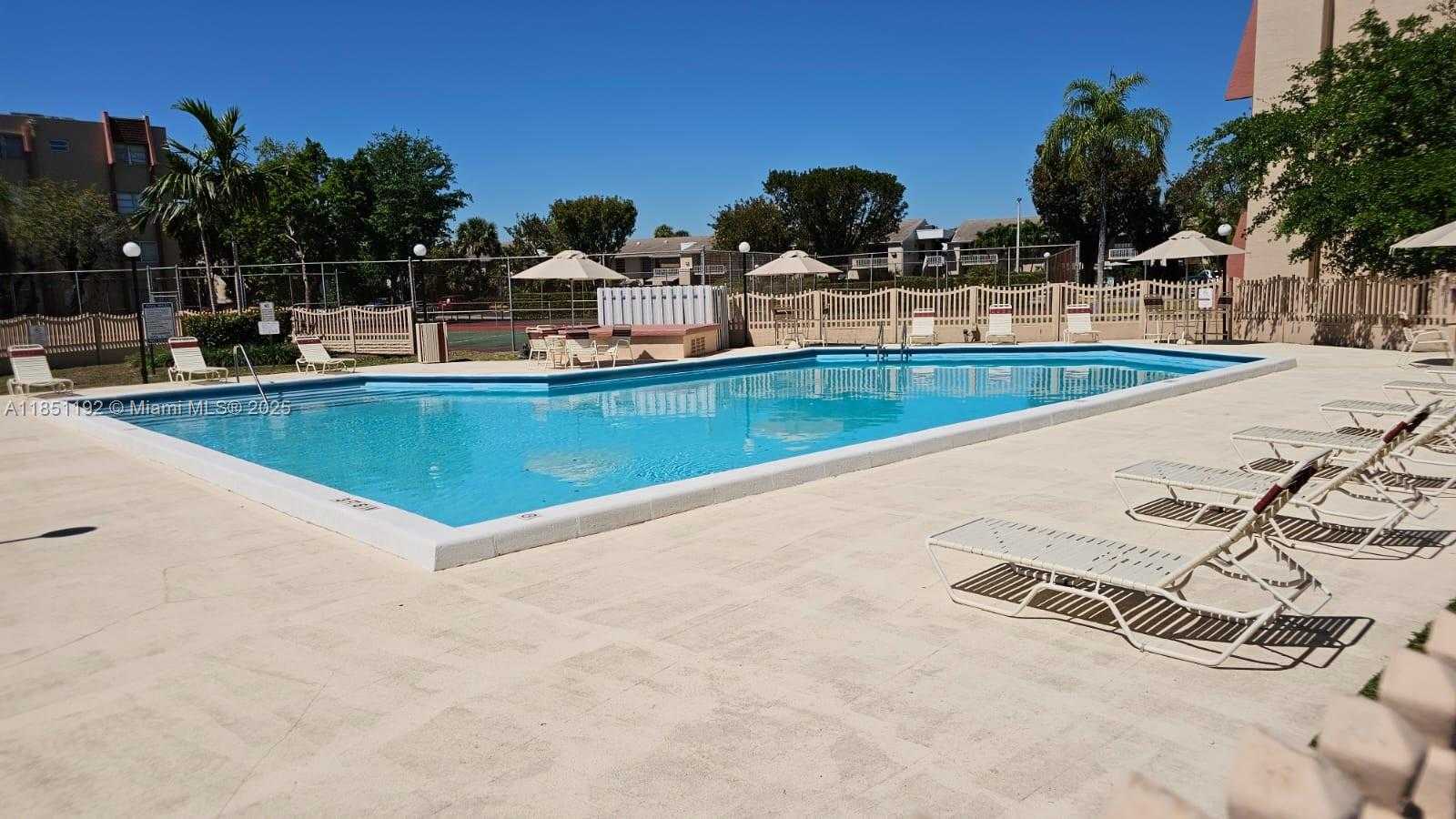 Small Image of 13715 Kendale Lakes Cir, Miami, FL 33183, USA Number 27