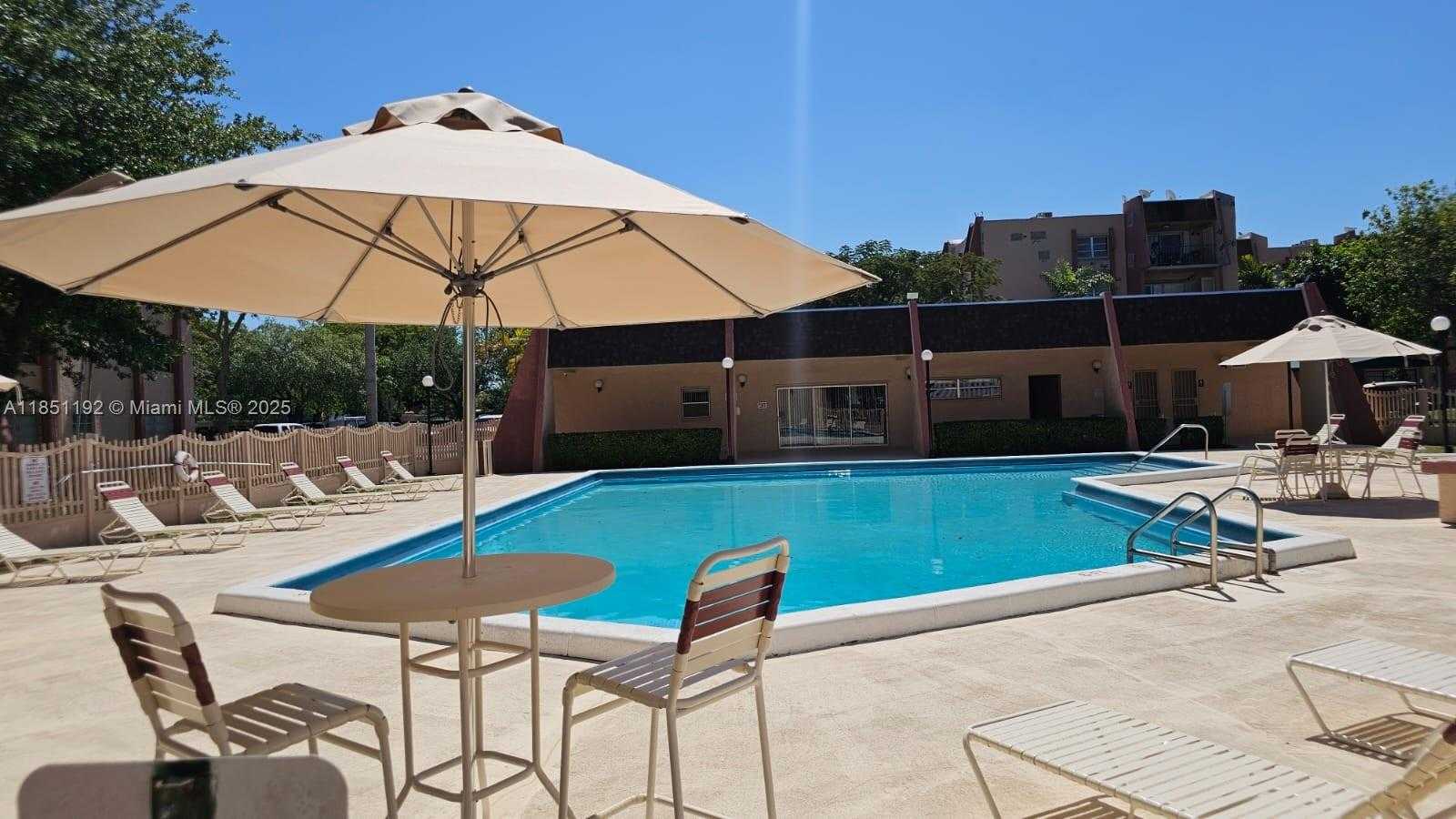 Small Image of 13715 Kendale Lakes Cir, Miami, FL 33183, USA Number 28