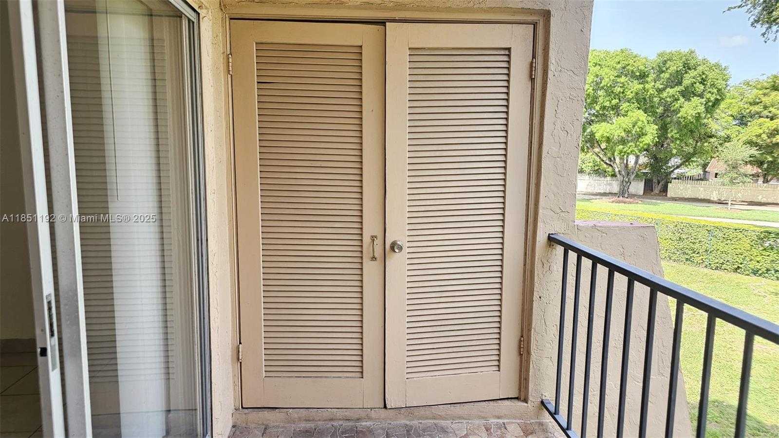 Small Image of 13715 Kendale Lakes Cir, Miami, FL 33183, USA Number 3