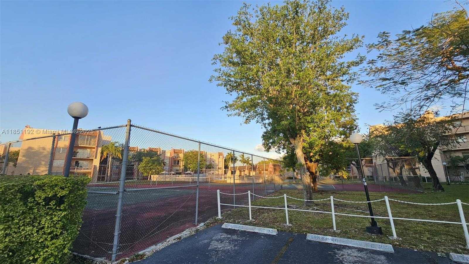 Small Image of 13715 Kendale Lakes Cir, Miami, FL 33183, USA Number 31