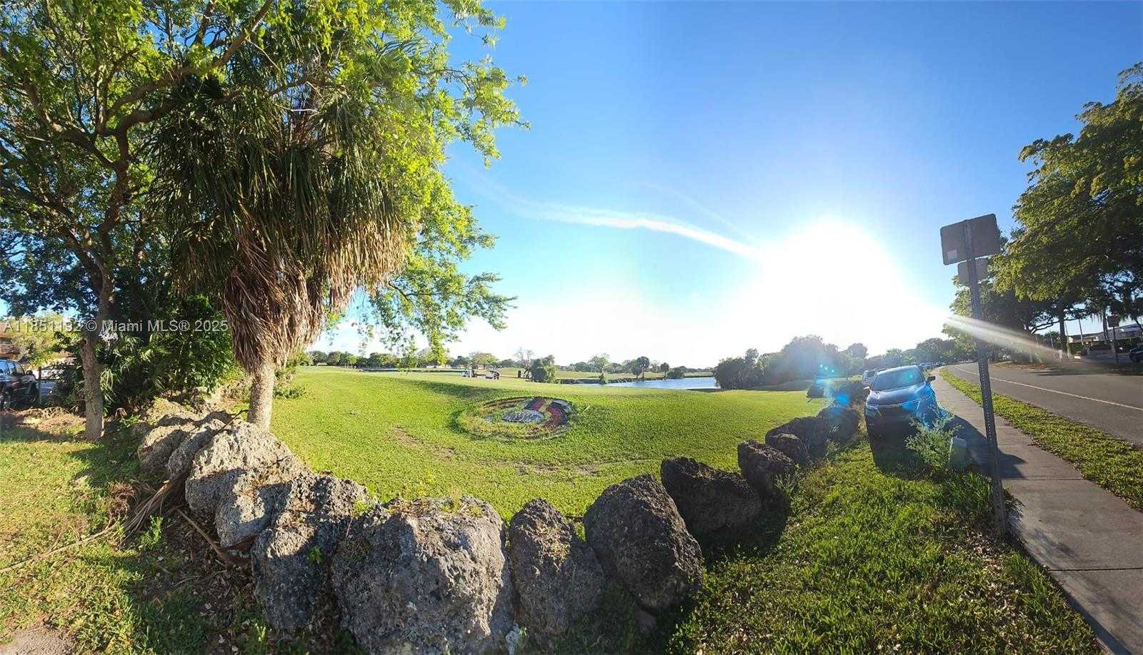 Small Image of 13715 Kendale Lakes Cir, Miami, FL 33183, USA Number 33