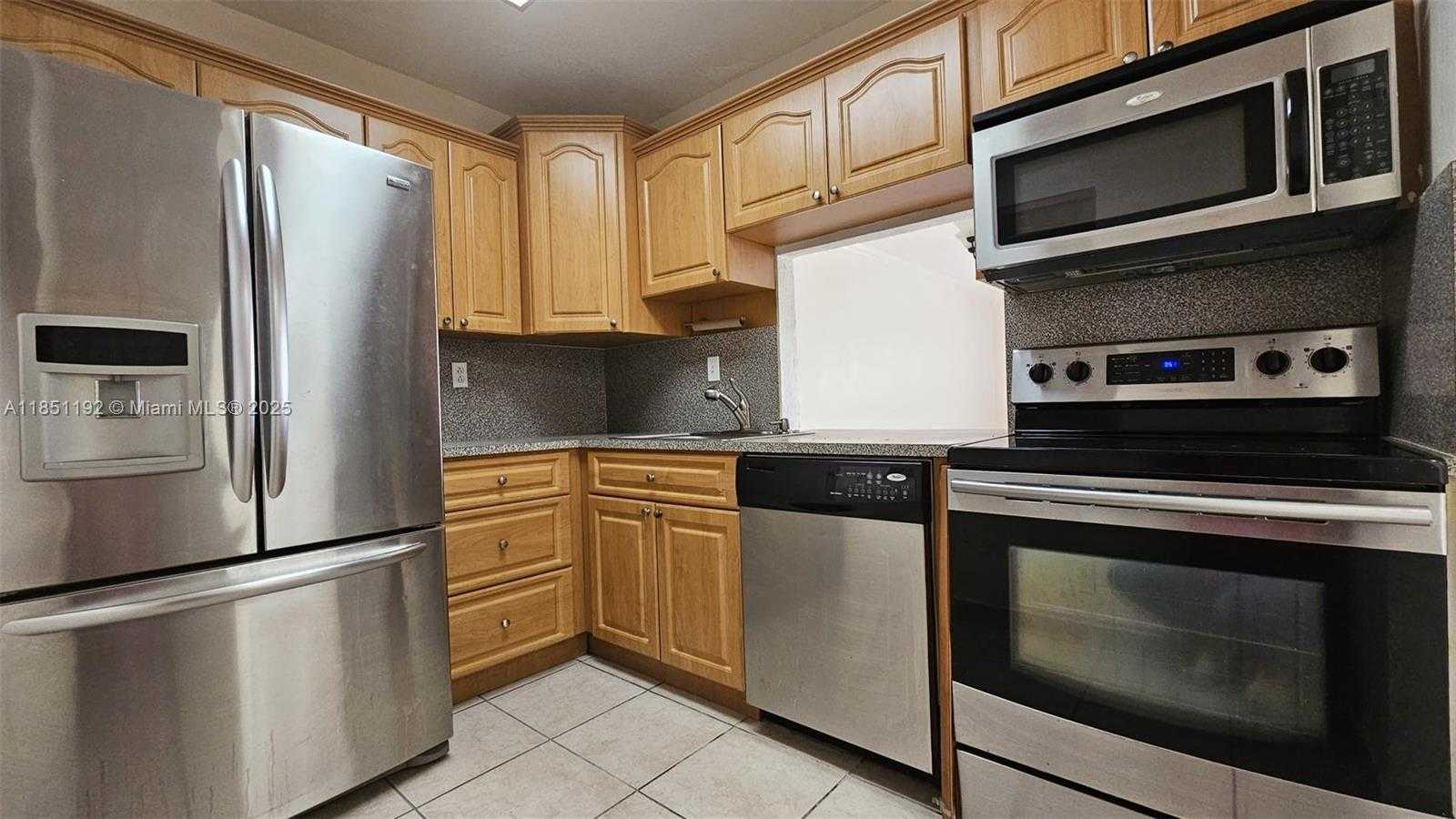 Small Image of 13715 Kendale Lakes Cir, Miami, FL 33183, USA Number 8