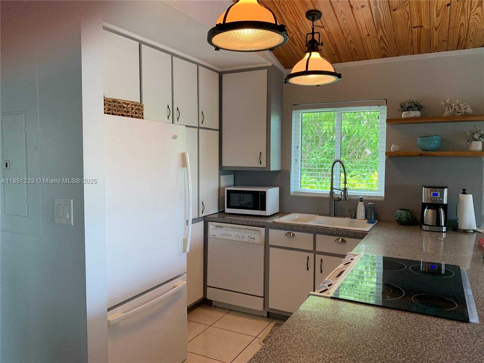 Small Image of 112 CAPTAINS CT, Islamorada Number 9