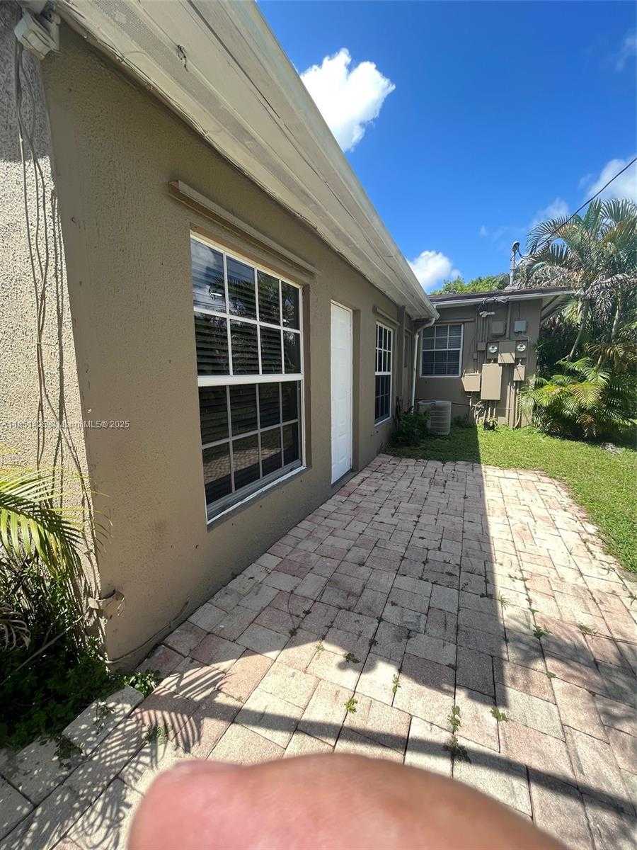 Small Image of 2410 THOMAS ST #3c, Hollywood Number 2