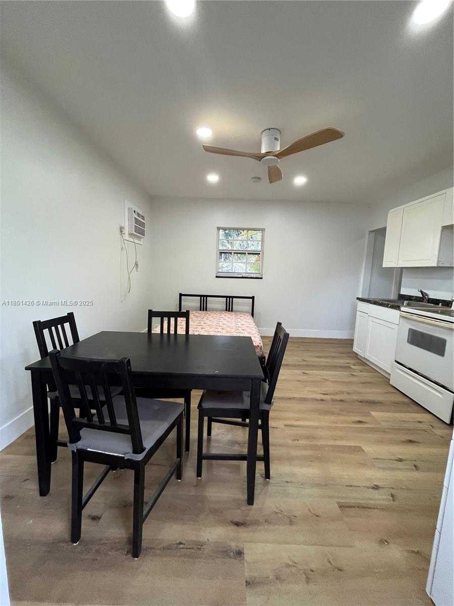 Small Image of 2410 THOMAS ST #3c, Hollywood Number 6