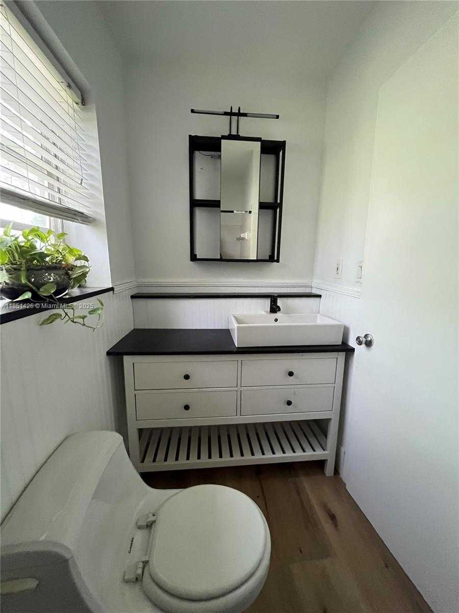 Small Image of 2410 THOMAS ST #3c, Hollywood Number 7