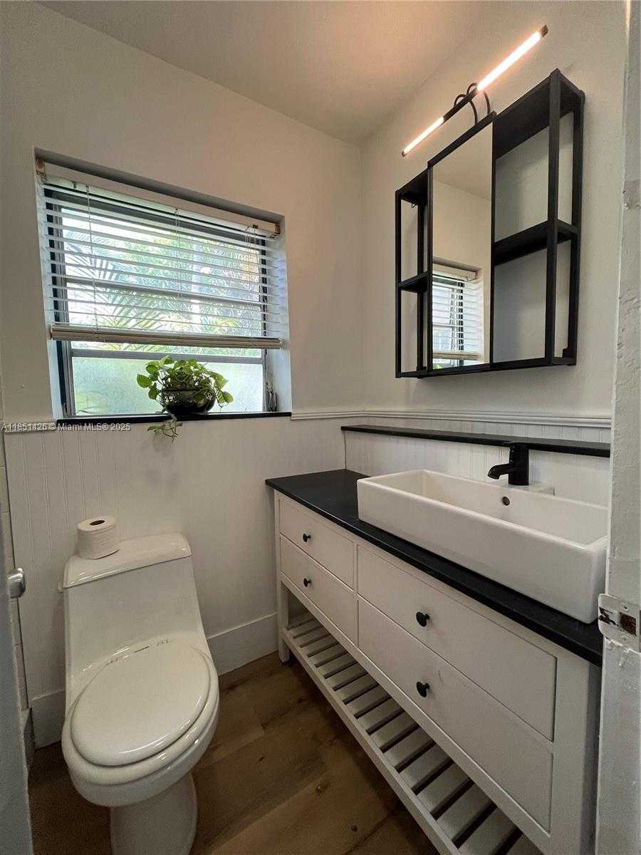 Small Image of 2410 THOMAS ST #3c, Hollywood Number 8