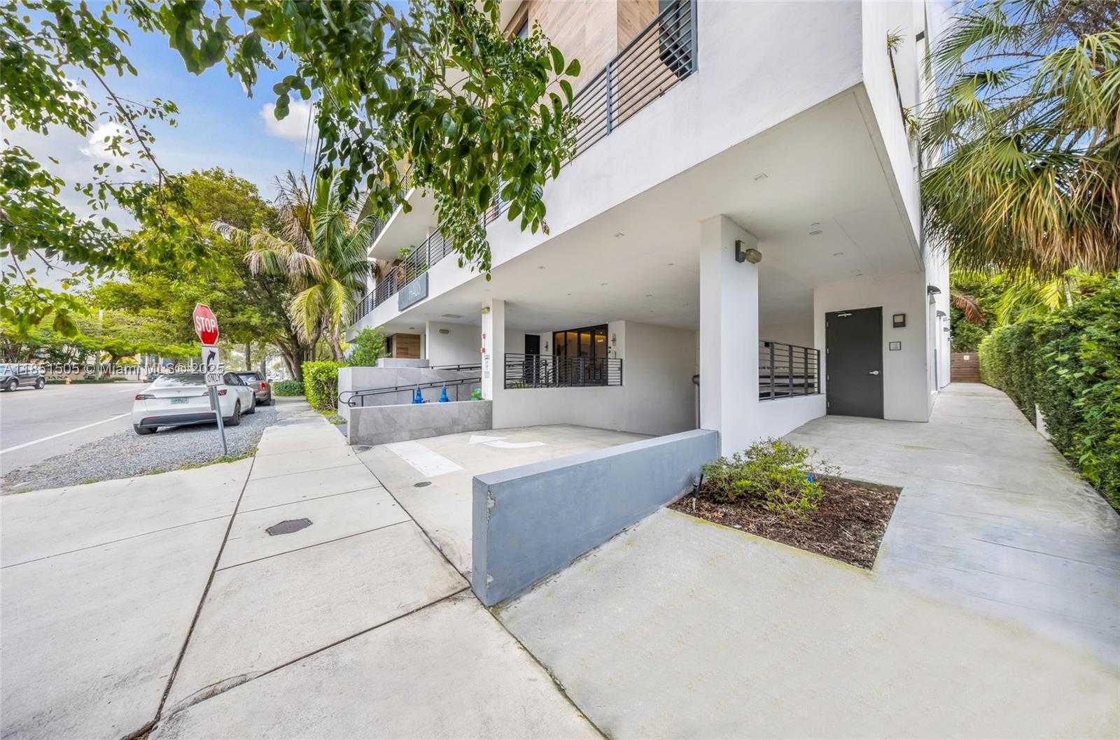Small Image of 3265 BIRD AVE #202, Miami Number 33