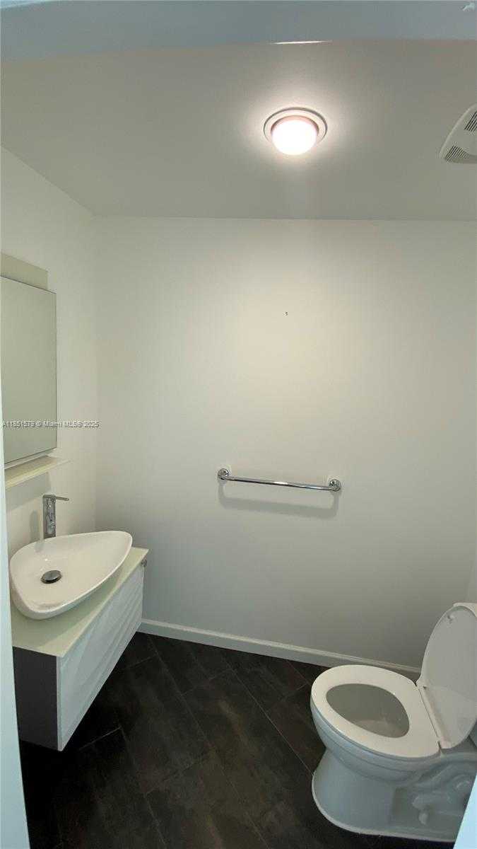 Small Image of 300 SOUTH BISCAYNE BLVD #Loft 826, Miami Number 22