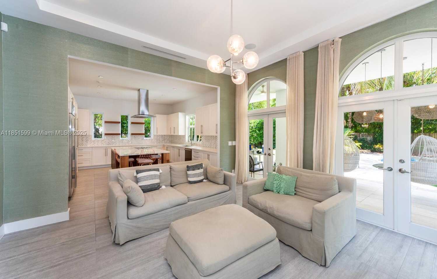 Small Image of 3875 PARK AVE, Miami Number 10