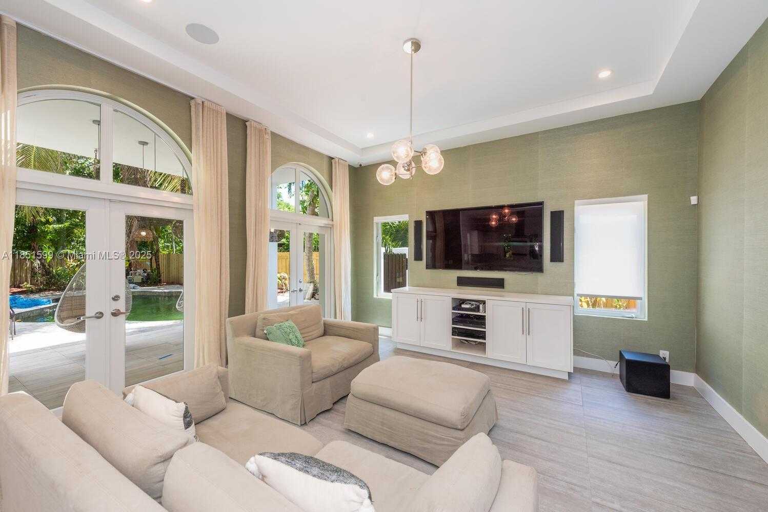 Small Image of 3875 PARK AVE, Miami Number 11