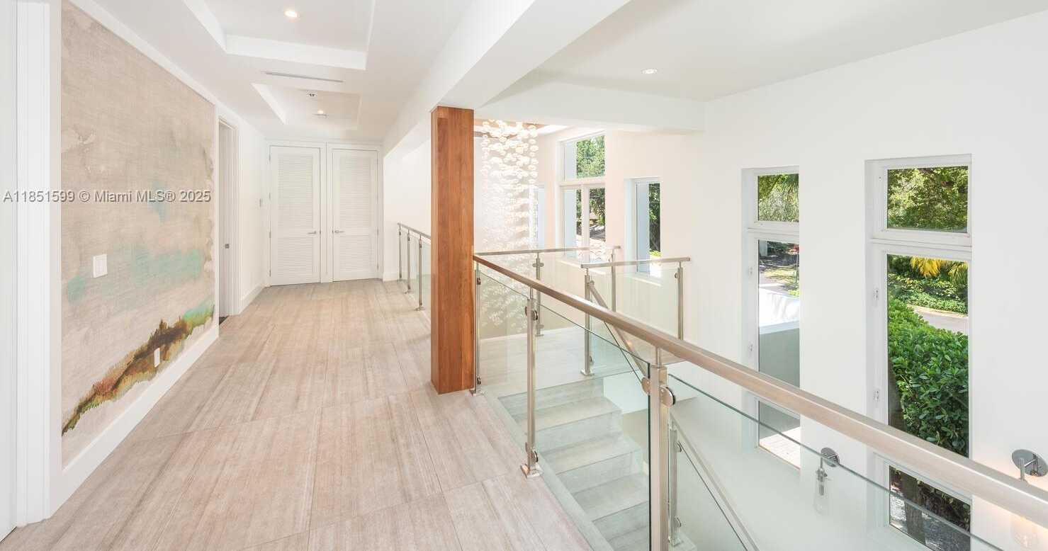 Small Image of 3875 PARK AVE, Miami Number 13