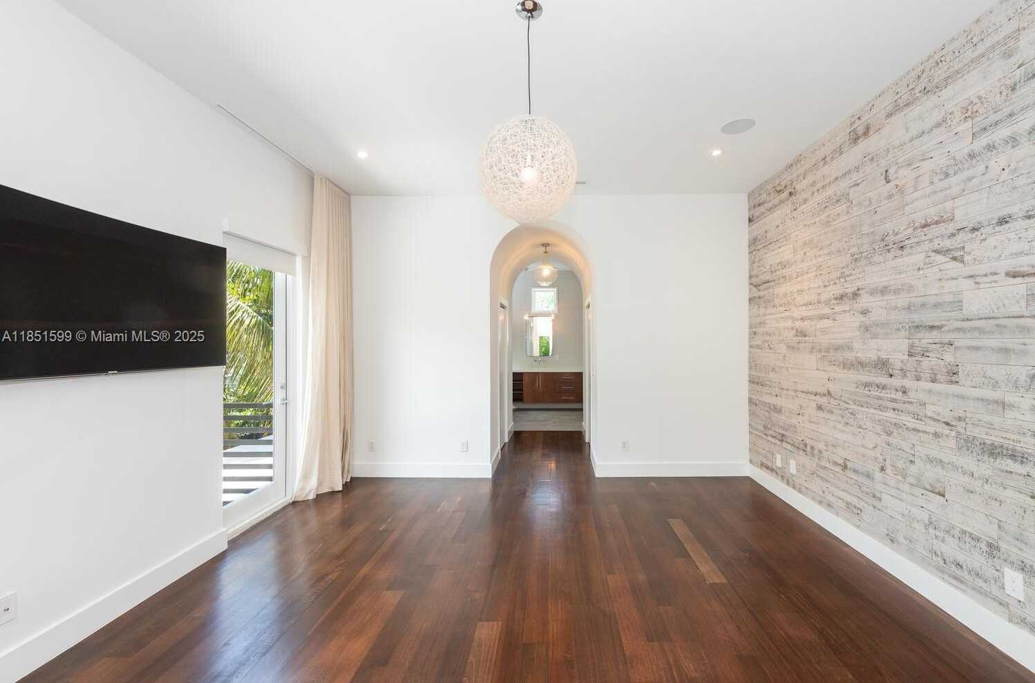 Small Image of 3875 PARK AVE, Miami Number 14