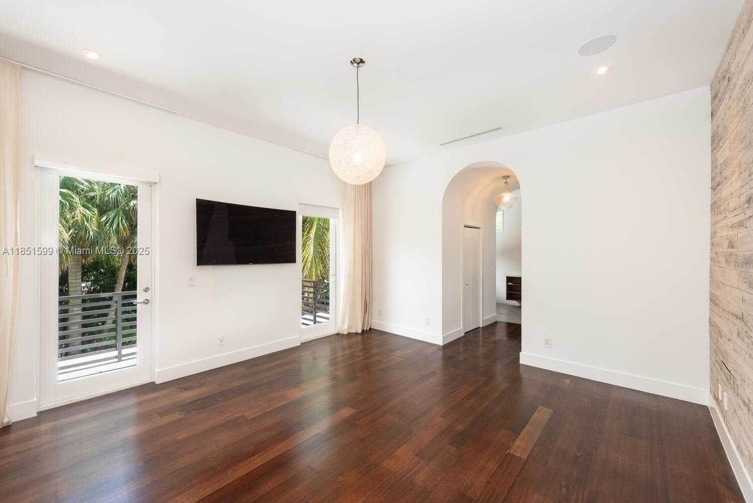 Small Image of 3875 PARK AVE, Miami Number 15