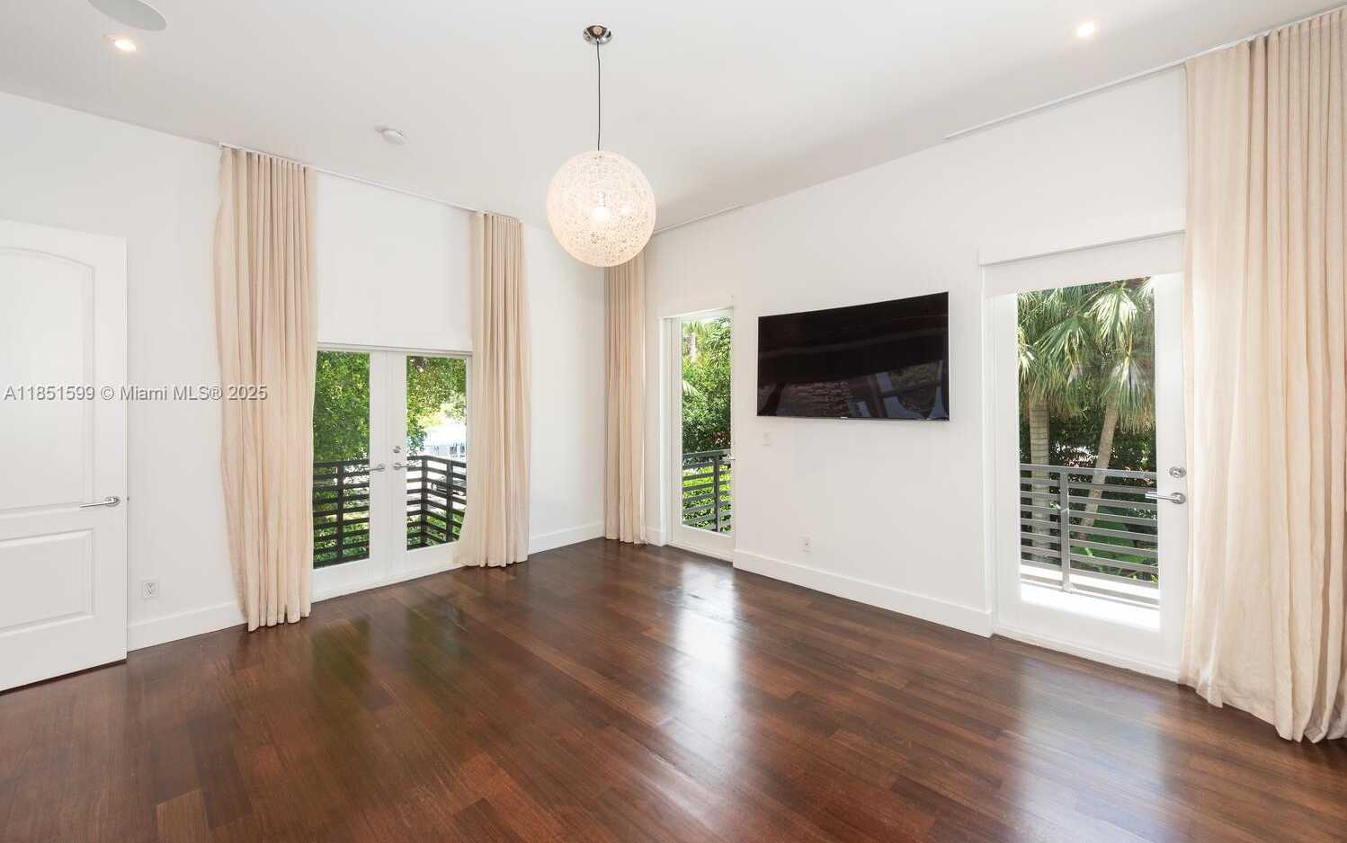 Small Image of 3875 PARK AVE, Miami Number 16