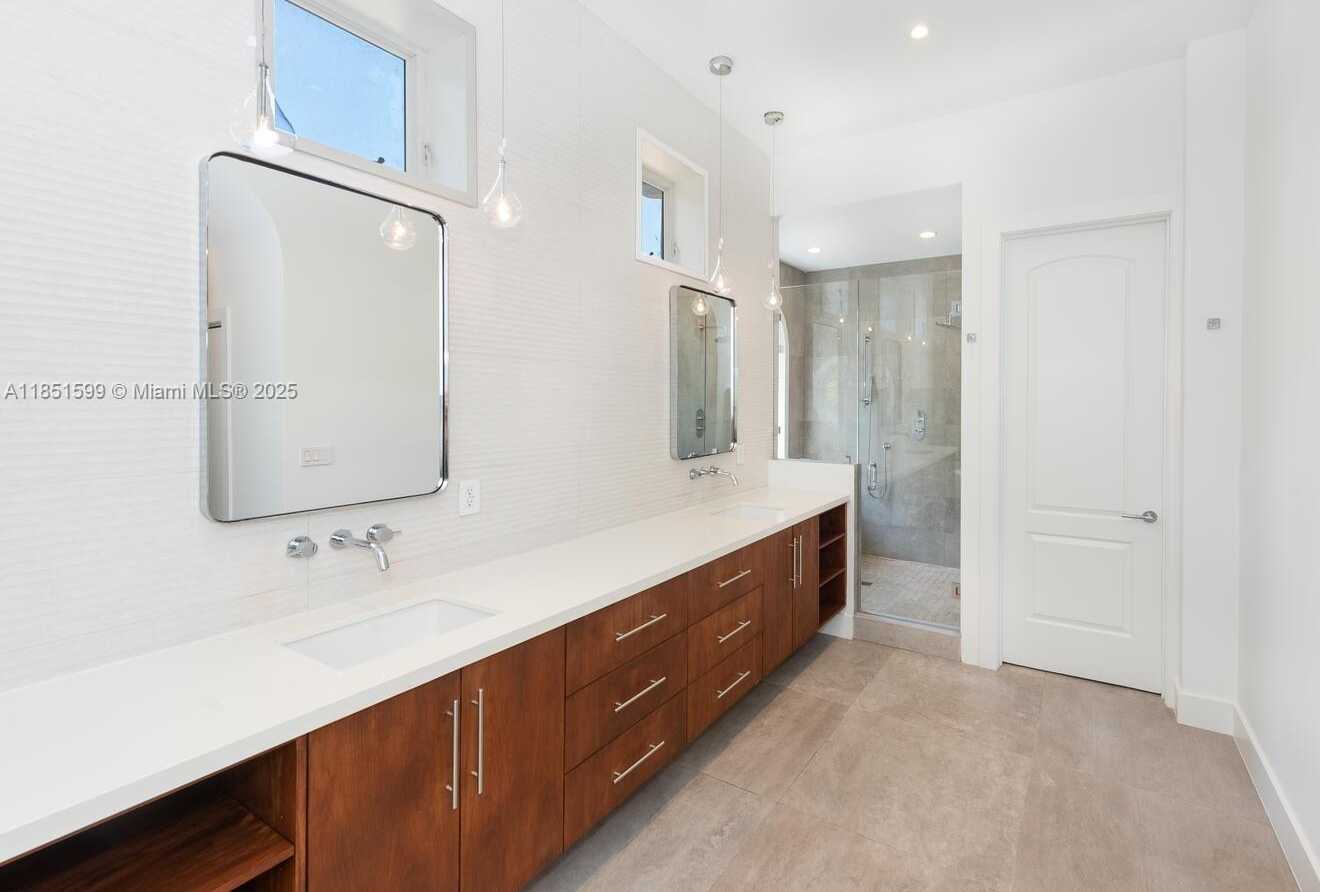 Small Image of 3875 PARK AVE, Miami Number 18