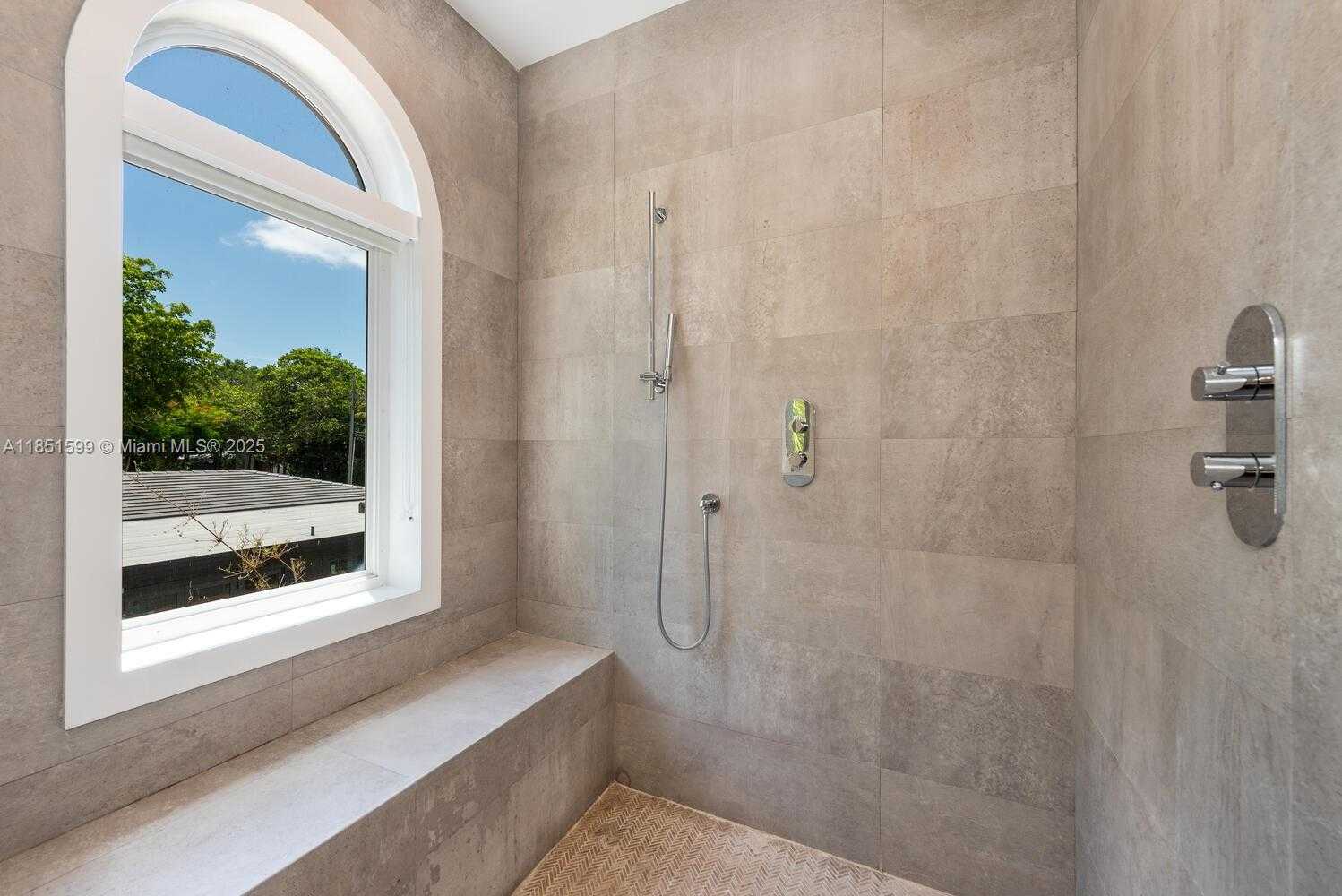 Small Image of 3875 PARK AVE, Miami Number 19